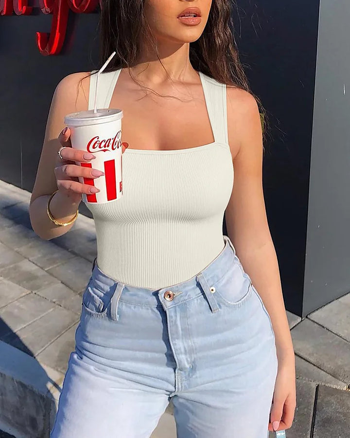 Vorderansicht des nahtlosen Damen Bodysuits, Sophie, für eine schlankere, definierte Silhouette.