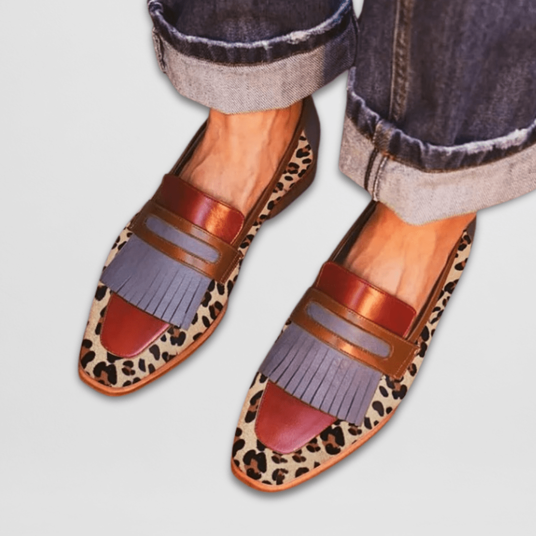 Braune Damen Loafer Chiara mit eleganten Fransen und trendigem Leo-Muster, perfekt für Stil & Komfort.