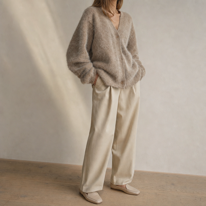 Langarm Damen Strickjacke Franka in Oversize-Passform mit tiefem V-Ausschnitt, ideal für den Herbst.