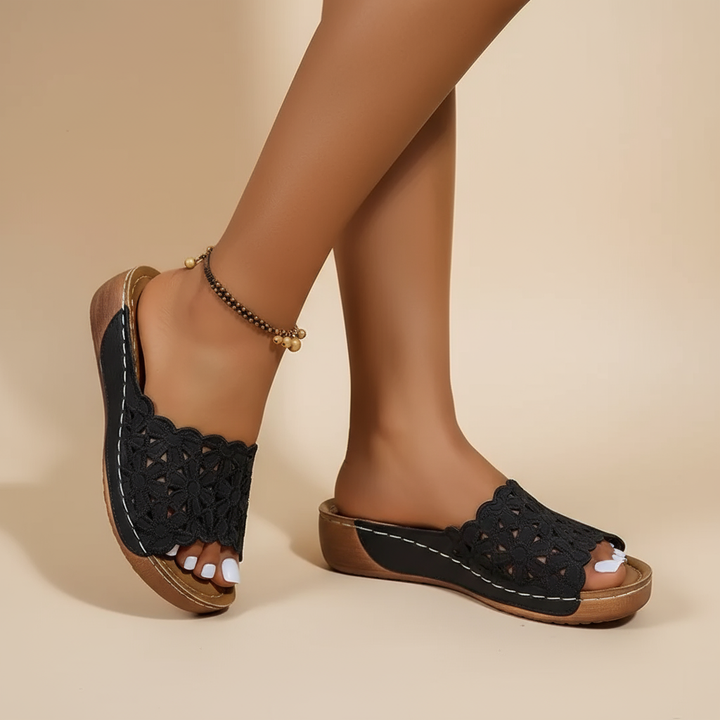 Nahaufnahme des floralen Musters auf den ergonomischen Delilah Damen Sandalen.