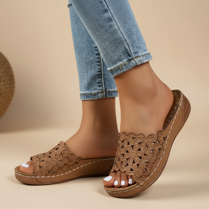 Florale Damen Sandalen Delilah im Boho Stil, bequeme Sommerschuhe mit offenem Design.