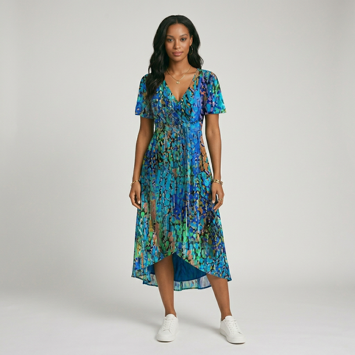 Damen Sommerkleid mit V-Ausschnitt und elegantem Blumendruck. Leichtes, fließendes Urlaubskleid in A-Linie.