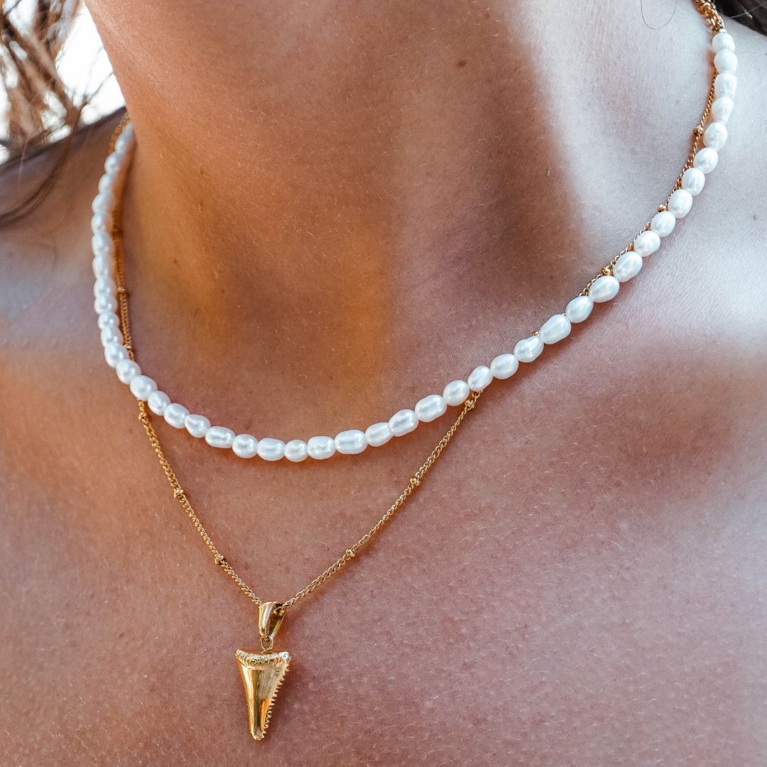 Zeitlose Gold Perlenkette für Damen. Süßwasserperlen Choker, elegant & hypoallergen.