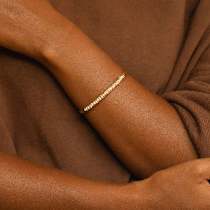 Damen Gold Armreif mit echten Süßwasserperlen; langlebiger, hypoallergener und wasserdichter Perlenschmuck.