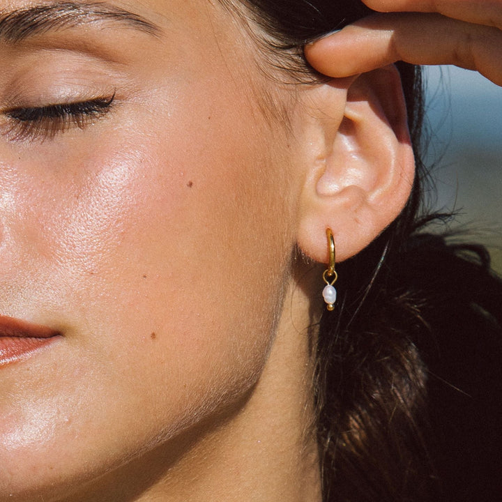 Modische Damen Creolen mit Süßwasserperlen, getragen, in Silber. Idealer Schmuck für Frauen.