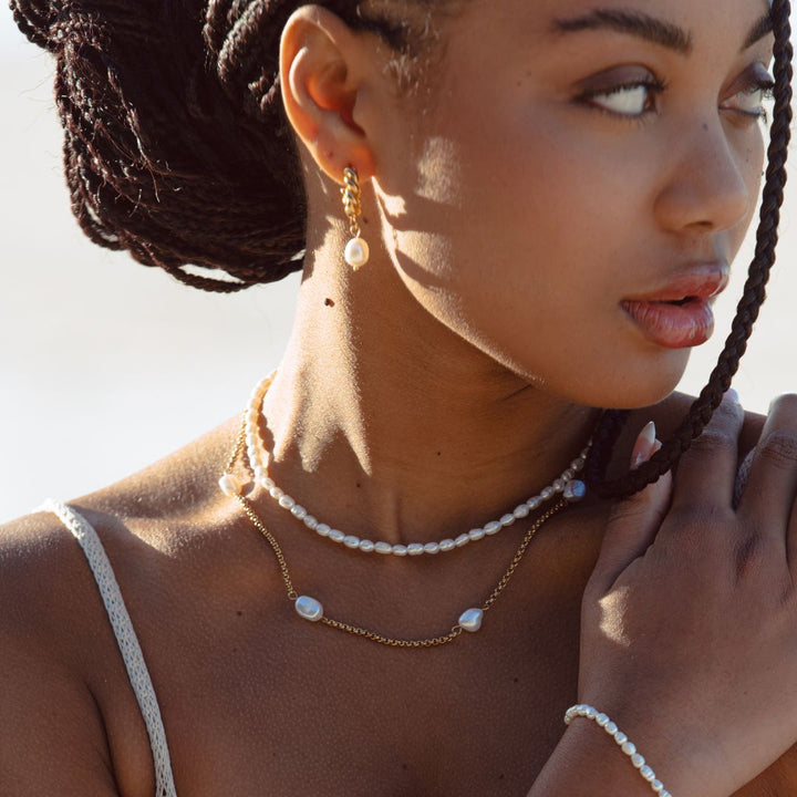 Damen Halskette: Gold Choker mit Süßwasserperlen, passt perfekt zum Dekolleté.