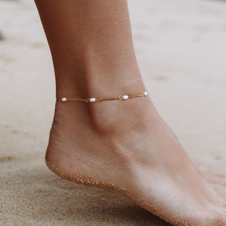 Gold Damen Fußkettchen mit Süßwasserperlen, aus wasserfestem Edelstahl. Perfekt für Sommer & Strand.
