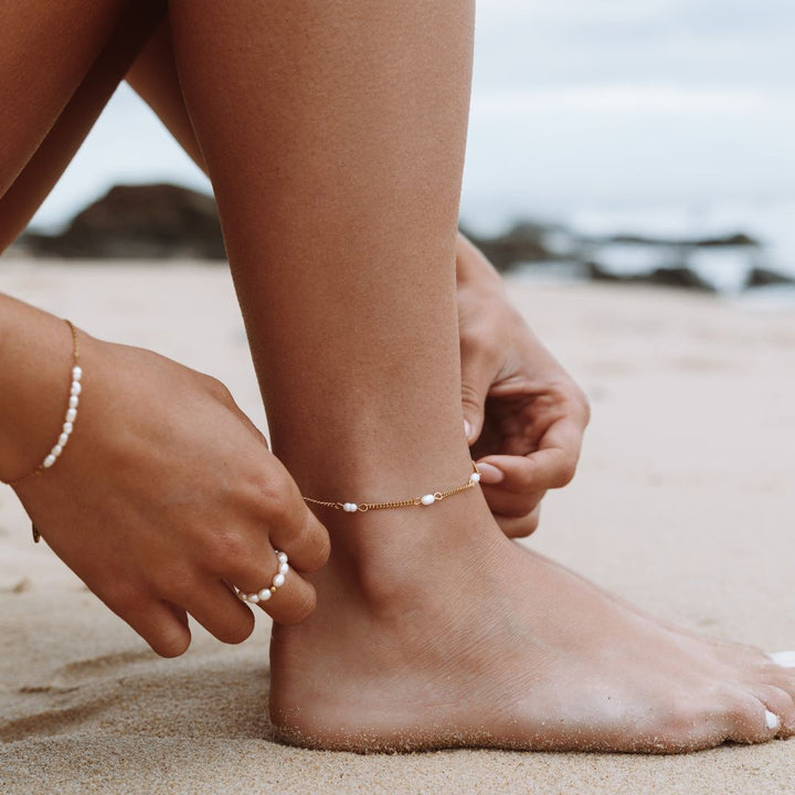 Damen Goldfußkettchen mit Süßwasserperlen, wasserfest und robust. Idealer Sommerschmuck für Strand und Urlaub.
