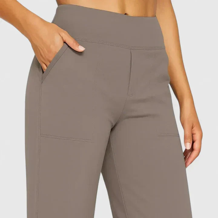 Komfortable Damen-Freizeithose in Schwarz mit geradem Bein, modern und schmeichelhaft.