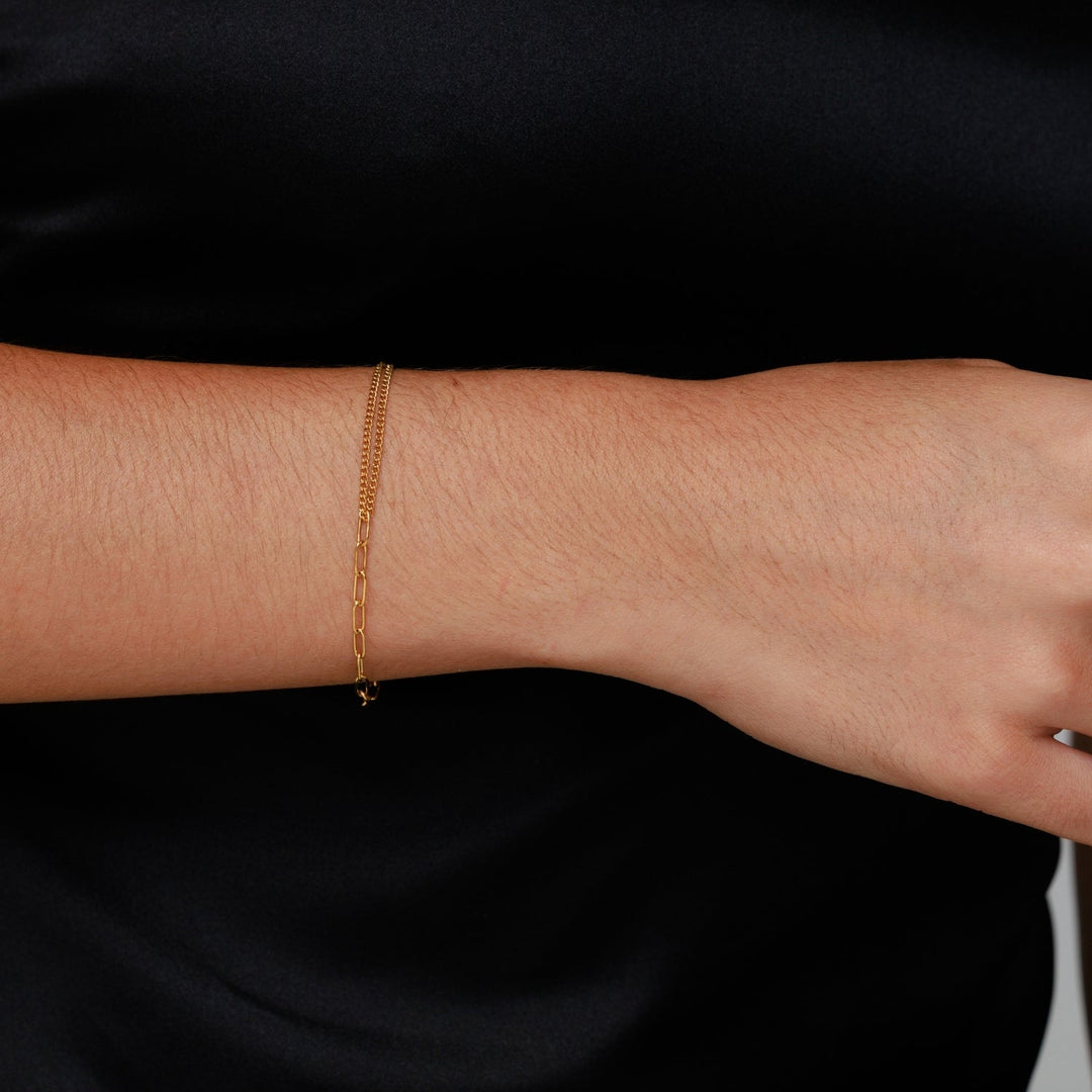 Stilvolles goldenes Damenarmband mit Paperclip- und Mixed-Chain-Gliedern, perfekt für modische Looks, verstellbar.