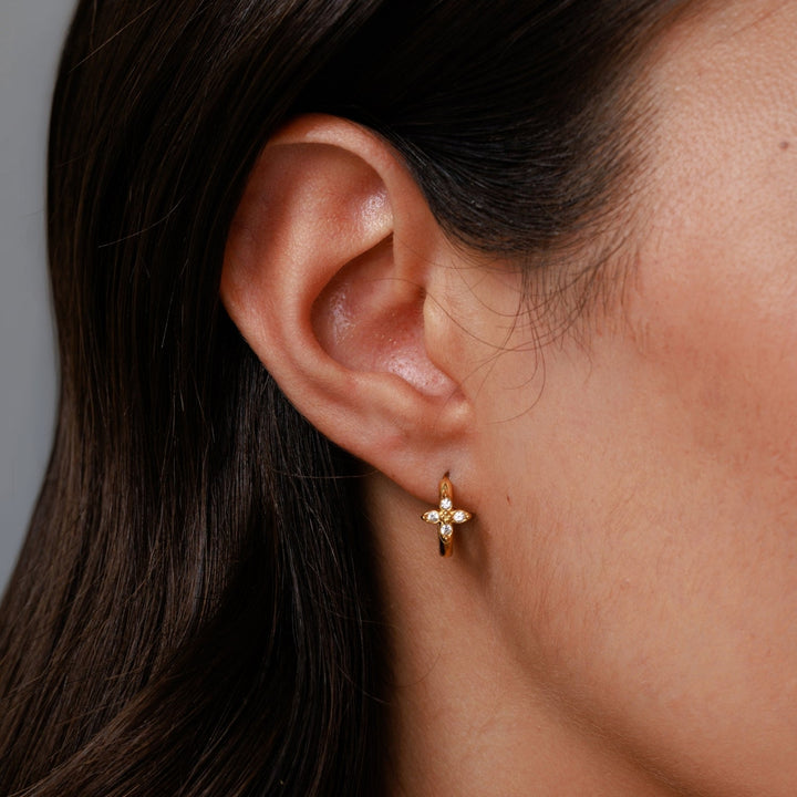 Wasserfeste, hypoallergene Gold Creolen für Damen. Mit zartem Blumen-Anhänger & glänzenden Zirkon-Steinen.
