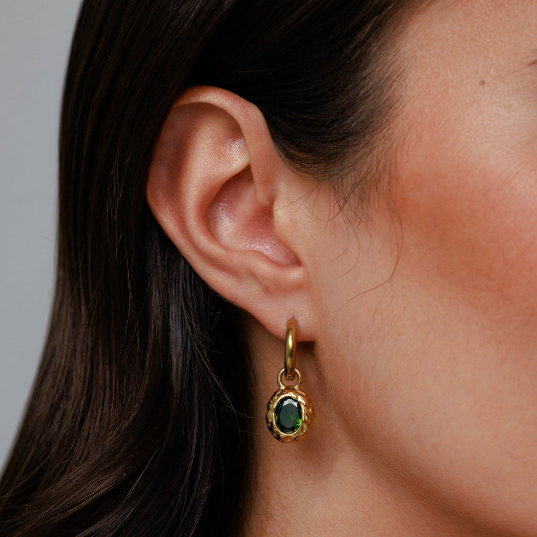 Wasserfeste, hypoallergene Damen Creolen aus Gold mit grünem Zirkon. Robuster Edelstahlschmuck.
