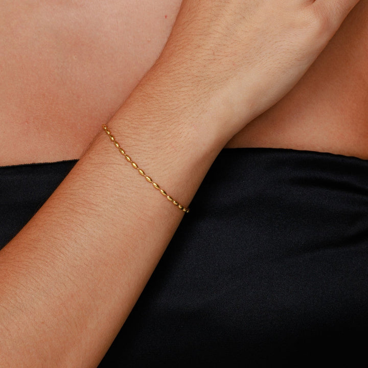 Hypoallergenes Damen Gold Pebble Armband aus wasserfestem Edelstahl. Langlebiger, eleganter minimalistischer Schmuck.