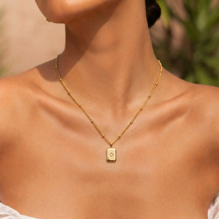 Damen Goldkette mit funkelndem Zirkonia Anhänger, wasserdicht & hypoallergen. Eleganter Schmuck.
