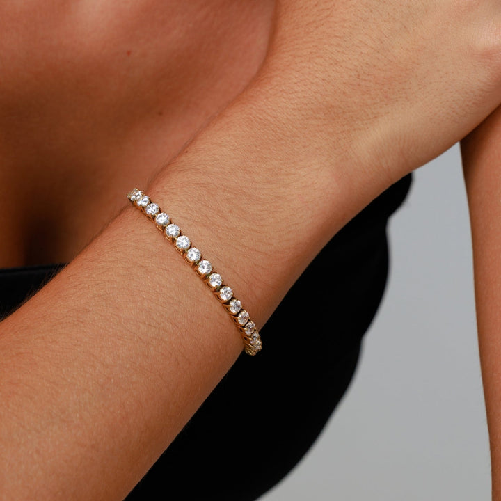 Modernes Damen Tennis Goldarmband mit Zirkonsteinen. Wasserdichter, hypoallergener Schmuck für Alltag.