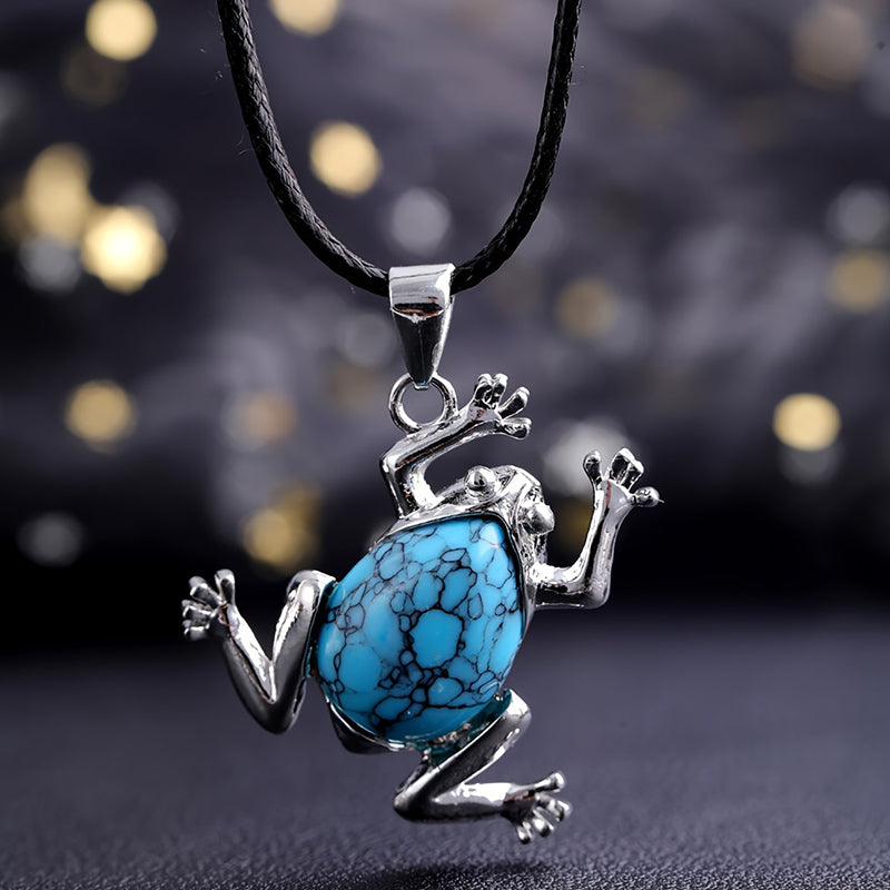 Spirituelle Damenkette mit Frosch-Symbol und verschiedenen Heilsteinen, unterstützt ganzheitliches Wohlbefinden.