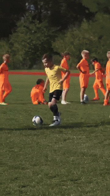 Hochwertige Fußball-Trainingsmatte mit Markierungen für präzises Technik- und Dribbling-Training zu Hause.