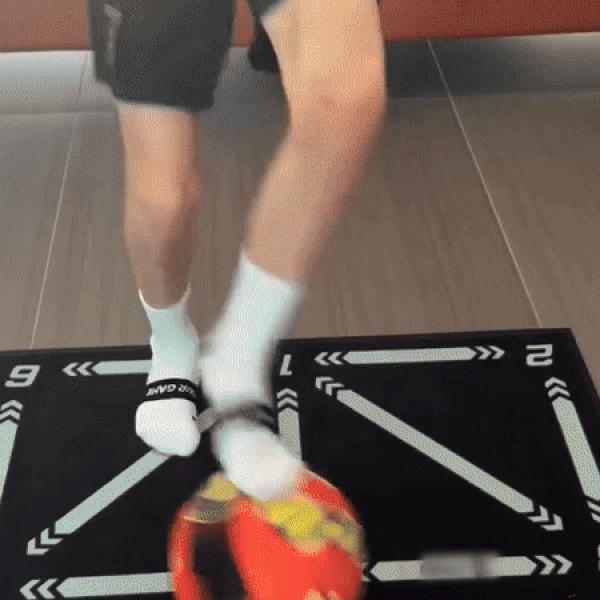 Spieler trainiert Dribbling und Ballkontrolle auf robuster Fußball-Trainingsmatte für bessere Technik.