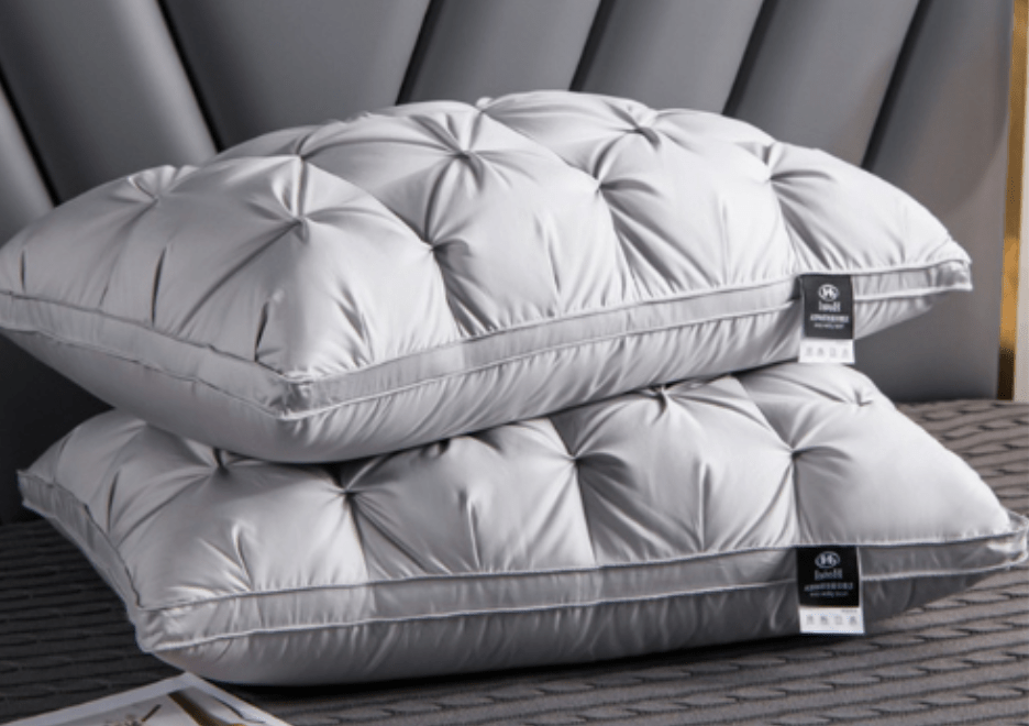 Premium Daunenkissen als Nackenkissen, unterstützt optimal für eine luxuriöse Nachtruhe.