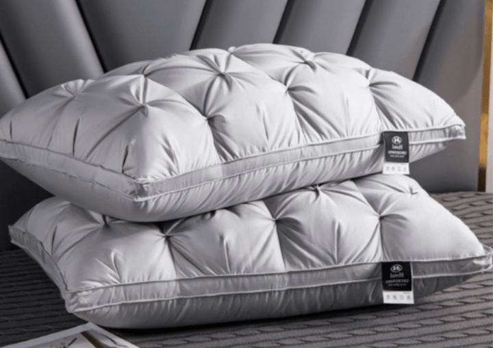 Premium Daunenkissen als Nackenkissen, unterstützt optimal für eine luxuriöse Nachtruhe.