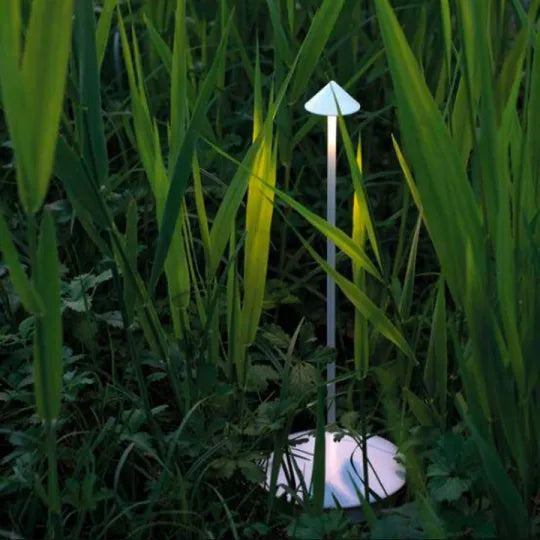 Moderne kabellose Tischlampe. Dimmbare LED-Beleuchtung für gemütliches Ambiente drinnen.