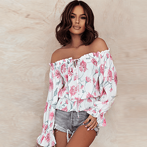Modische geblümte Damen Carmen-Bluse Elvira mit Blumenprint und verspielten Rüschenärmeln.