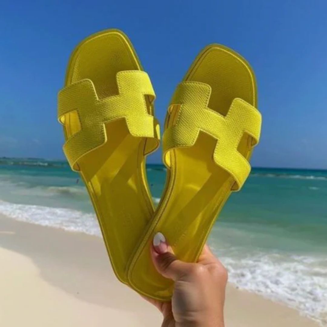Bequeme Cora Damen Schlupfsandalen mit flacher Sohle für optimalen Tragekomfort im Sommer.