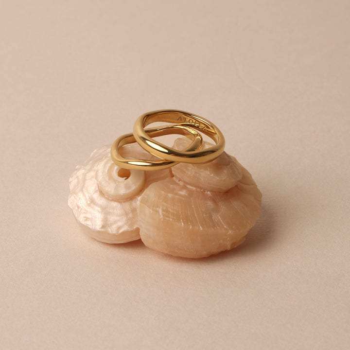 Glänzendes Damen Ring Set in Gold und Silber, wasserfest, hypoallergen, ideal als Stapelring.
