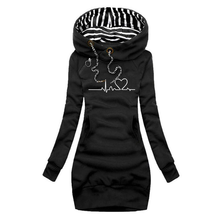 Grünes gemütliches Damen Pulloverkleid mit Herzmuster. Kuscheliges Herbst Rollkragenkleid für kühle Tage.
