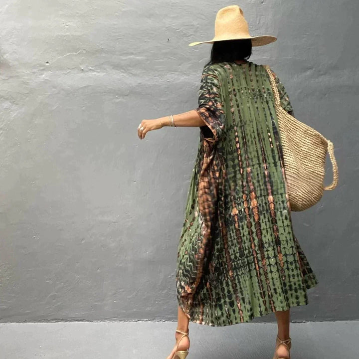 Leichter, fließender Damen Sommerkaftan in Armeegrün, ein stilvoller Überwurf für den Strand oder entspannte Urlaubstage.