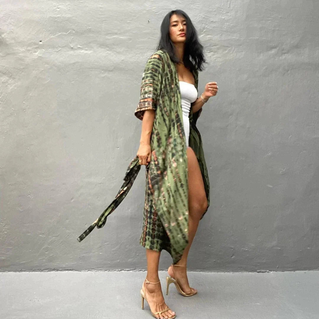 Modischer Damen Kimono in Armeegrün, ideal als sommerlicher Kaftan oder stilvolle Freizeitkleidung für elegante Outfits.