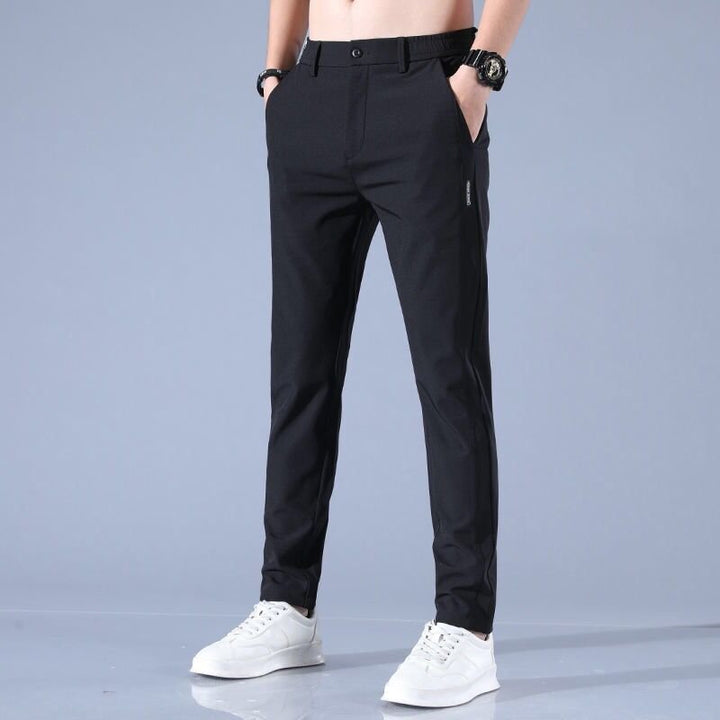 Schwarze Herren Golfhose, tailliert, atmungsaktiv & strapazierfähig – ideal für anspruchsvolle Golfrunden.