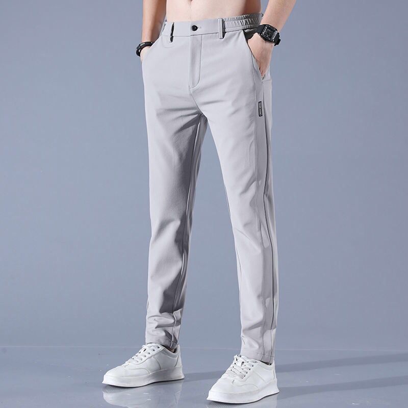 Elegante graue Herren Golfhose mit Slimfit-Schnitt, feuchtigkeitsableitendem Stoff & Stretch für maximalen Komfort.