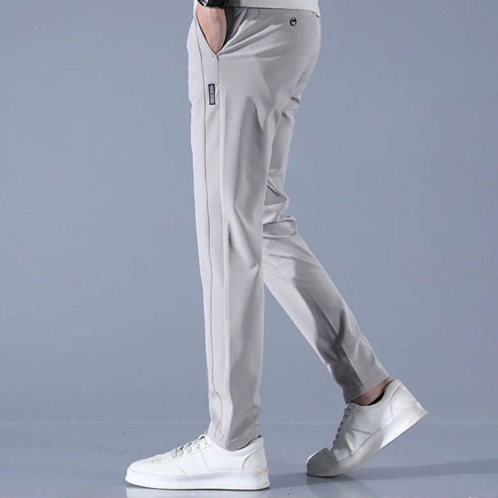 Herren Golfhose, tailliertes Slimfit-Design, feuchtigkeitsableitend & langlebig für optimale Performance auf dem Golfplatz.