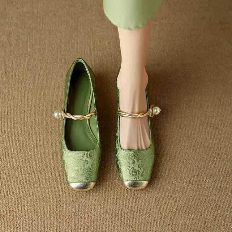 Orthopädische beige Damen Sandalen mit tiefem Fussbett, ideal als Gesundheitsschuhe für die Freizeit.