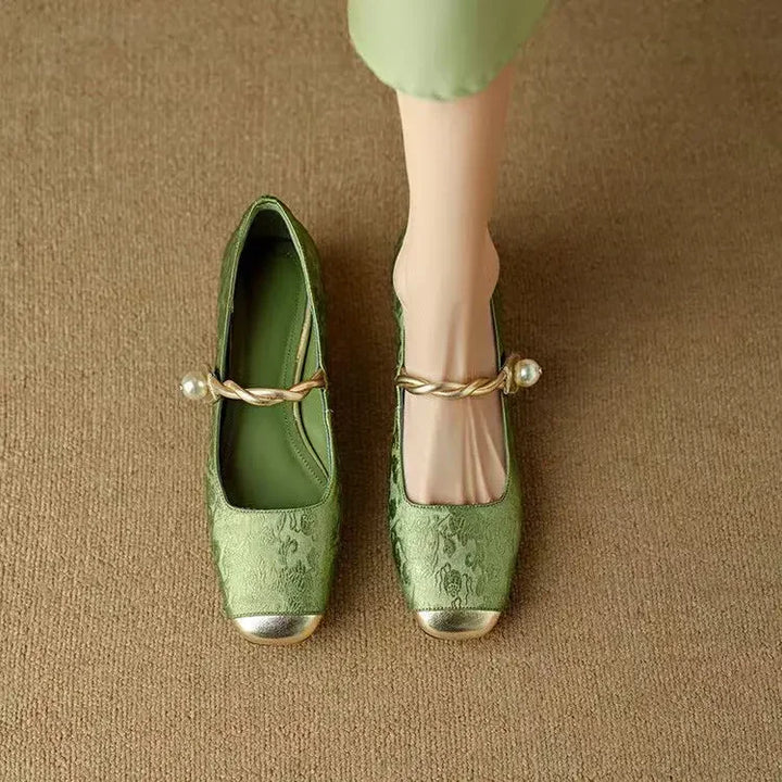 Orthopädische beige Damen Sandalen mit tiefem Fussbett, ideal als Gesundheitsschuhe für die Freizeit.