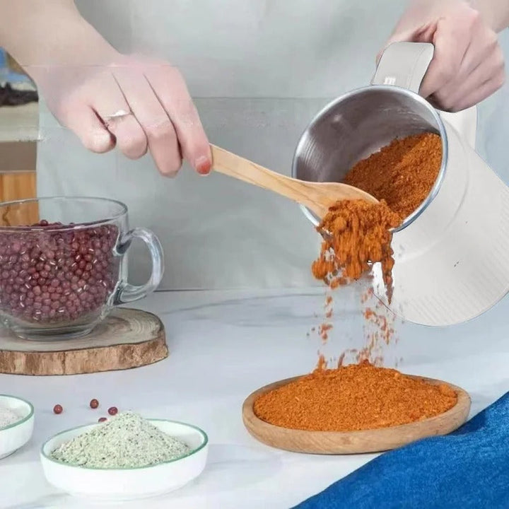 Detailansicht der elektrischen Getreidemühle mit frisch gemahlenem Mehl, ideal für gesundes Kochen.