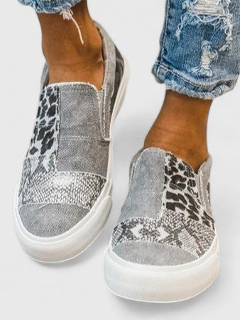 Elegante Damen Slip-On Loafer aus Wildleder-Optik, vielseitige Alltagsschuhe in Grau.