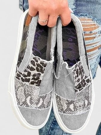 Damen Slip-On Loafer in klassischem Marineblau, bequeme Freizeitschuhe für stilbewusste Frauen.
