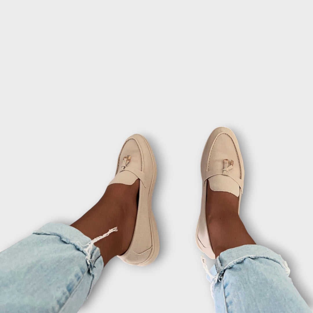 Bequeme Damen Slipper 'Stilakzent' in Dune-Beige. Ideal für Komfort & Eleganz, auch in großen Größen.
