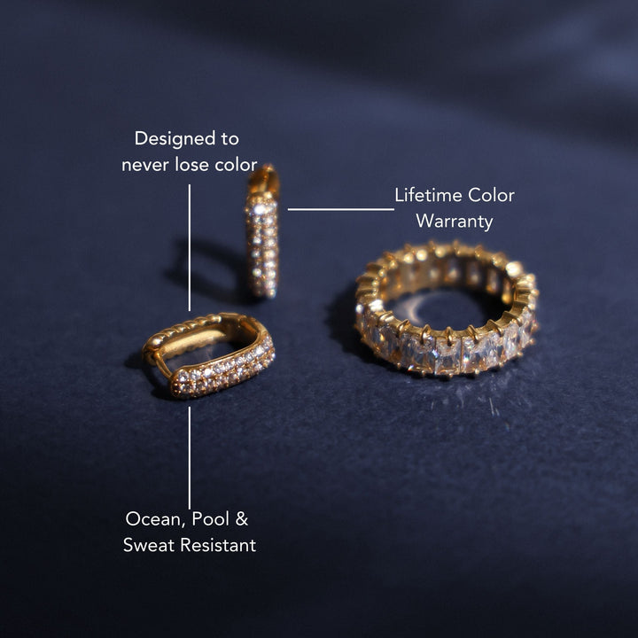 Edle goldene Creolen für Damen mit funkelnden Zirkonia-Details, moderner und glänzender Schmuck.