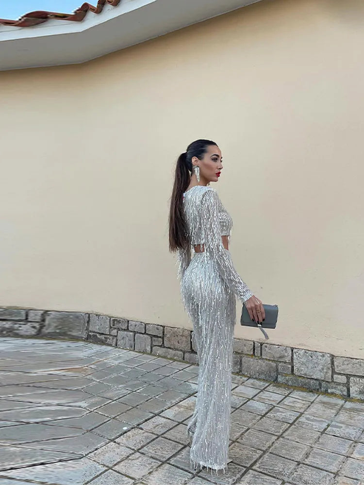 Funkelndes Damen Pailletten-Outfit mit Fransen-Details, ein glamouröser Zweiteiler für jede Party.