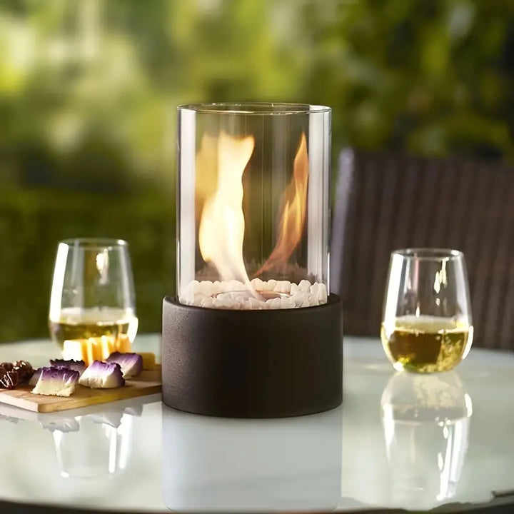 Faszinierende Bioethanol-Flamme einer Tischfeuerstelle, schafft gemütliche Wärme und entspannte Atmosphäre.
