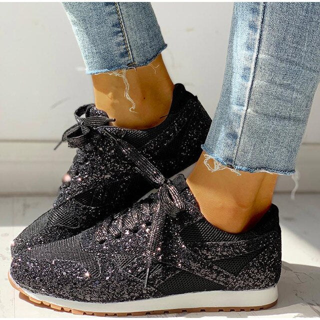 Damen Glitzer-Sneaker, silberfarben, für festliche Anlässe und stilvolle Freizeitlooks. Modisch und bequem.