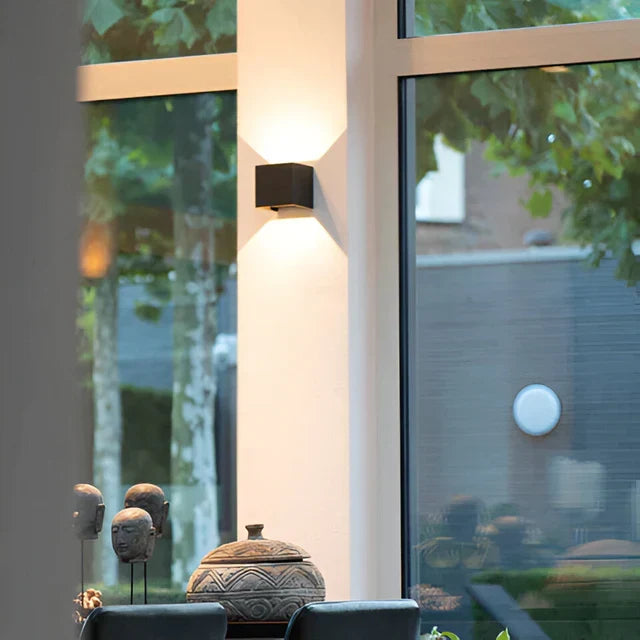 Moderne kabellose LED Wandleuchte mit Bewegungssensor, ideal für sichere Beleuchtung im Treppenhaus.