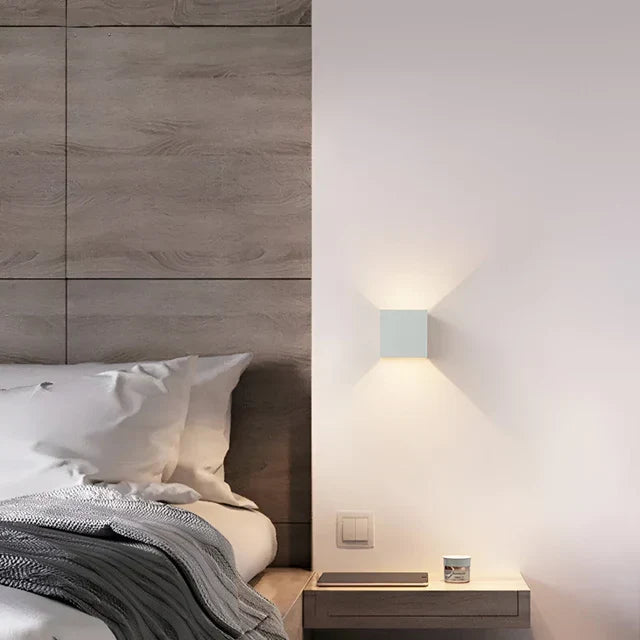 Intelligente kabellose LED Wandleuchte mit Bewegungssensor, ideal für dunkle Bereiche drinnen & draußen.