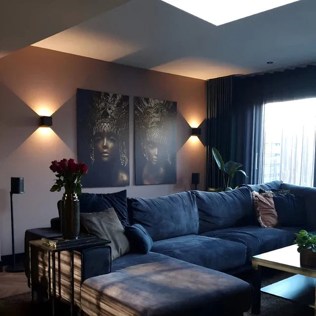 Minimalistische kabellose LED Wandleuchte im modernen Design, batteriebetrieben, für stilvolle Akzente.