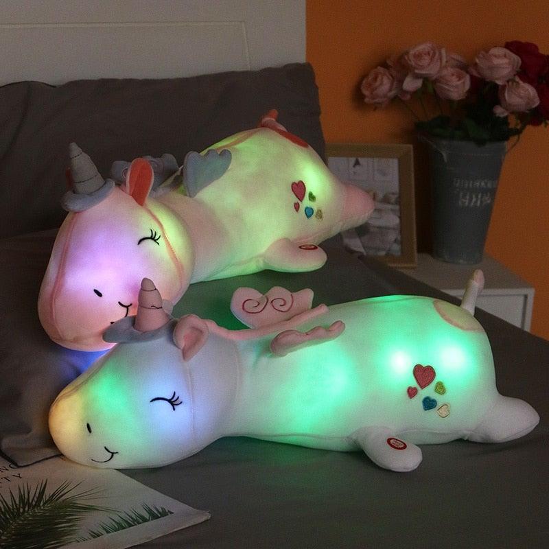 Weiches LED Plüsch-Einhorn für Mädchen, ein beruhigendes Nachtlicht und kuscheliges Stofftier im Kinderzimmer.