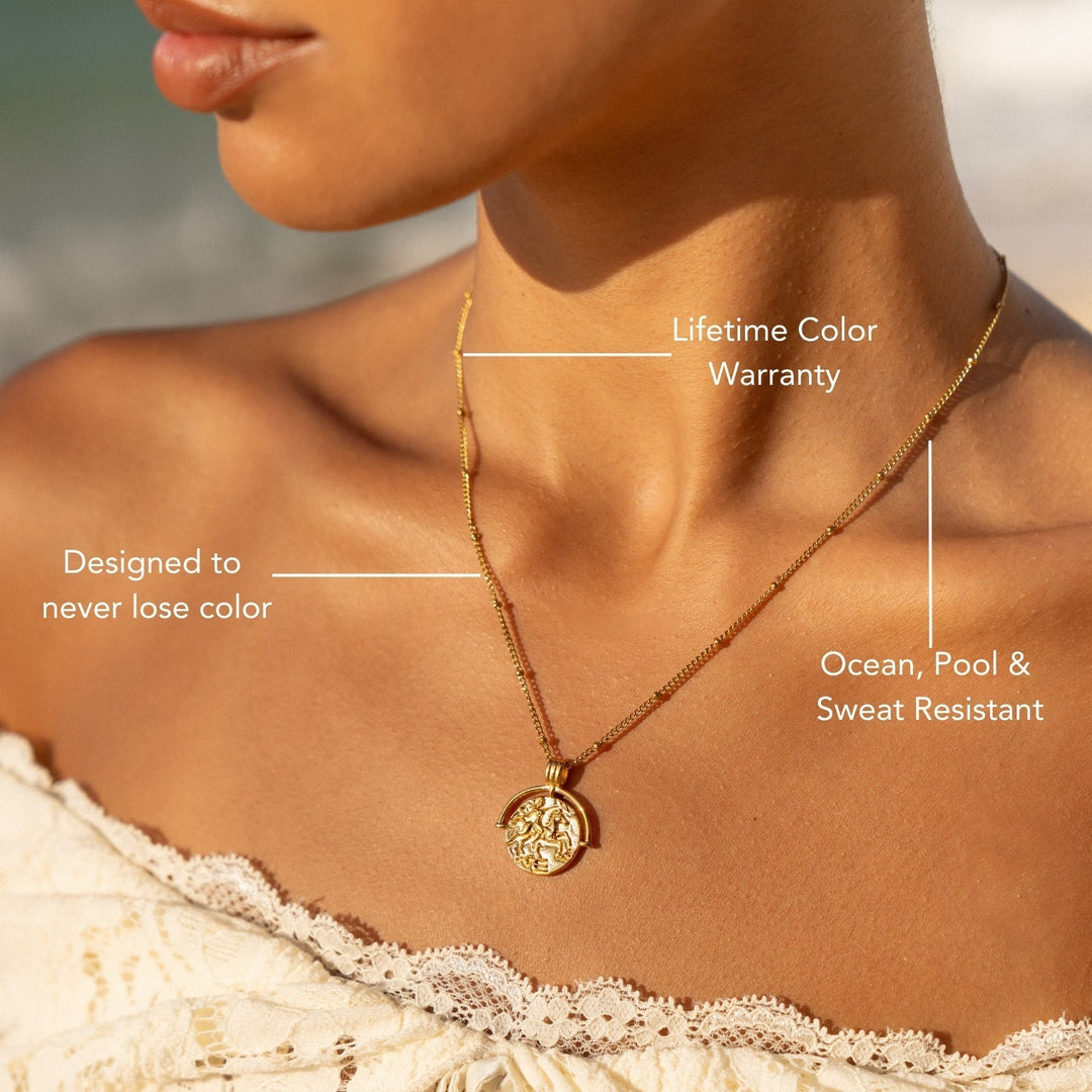 Edle goldene Damen-Halskette mit antikem Medaillon, wasserfester Edelstahl, elegant und zeitlos.