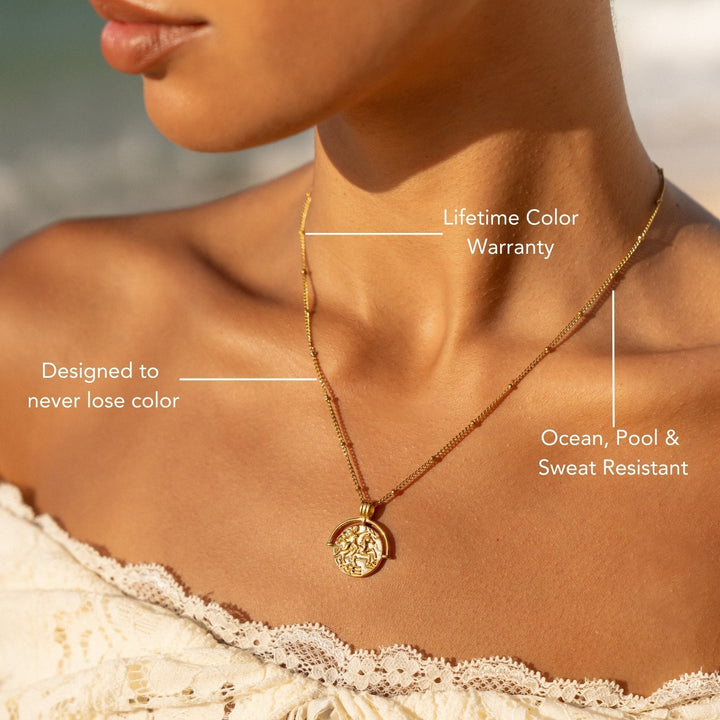 Edle goldene Damen-Halskette mit antikem Medaillon, wasserfester Edelstahl, elegant und zeitlos.
